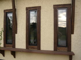 窓まわりの木製モール